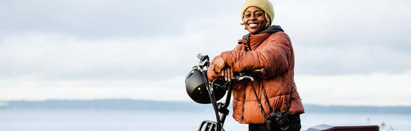 Seattle-photographer Nicole poses with her RadRunner Plus by a lake